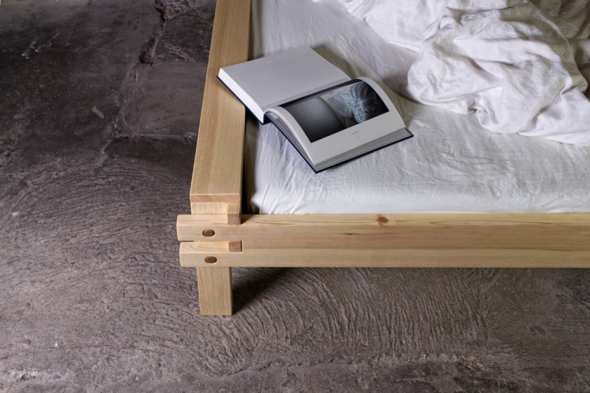 Aruhis ist ein Vollholz Bett mit klassischen Holzverbindungen. Es kann zum Hochbett erweitert werden.
